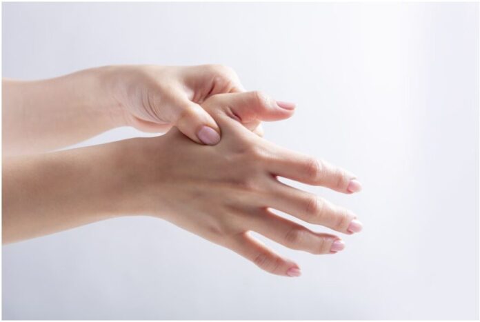 엄지손가락 통증 병원 진료두팔로정형외과