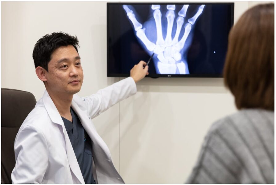 엄지손가락 통증 병원 진료두팔로정형외과