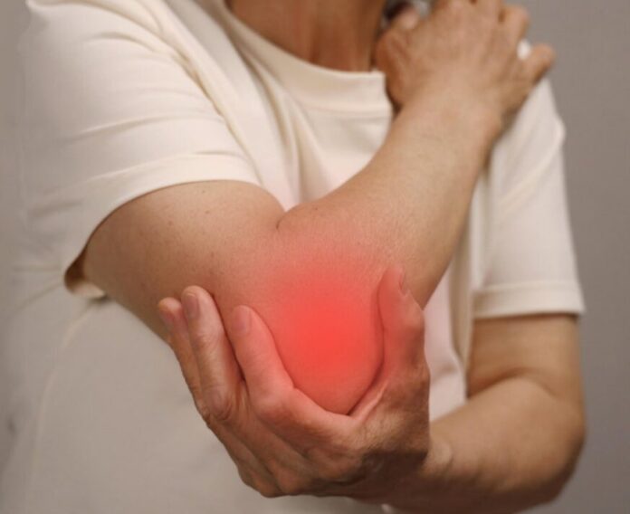 팔꿈치통증원인두팔로정형외과