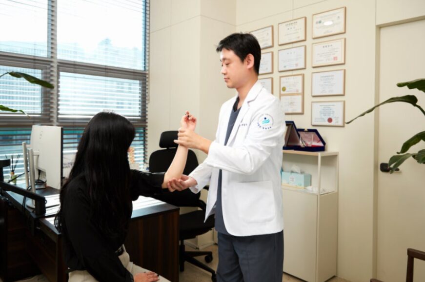 팔꿈치통증원인두팔로정형외과